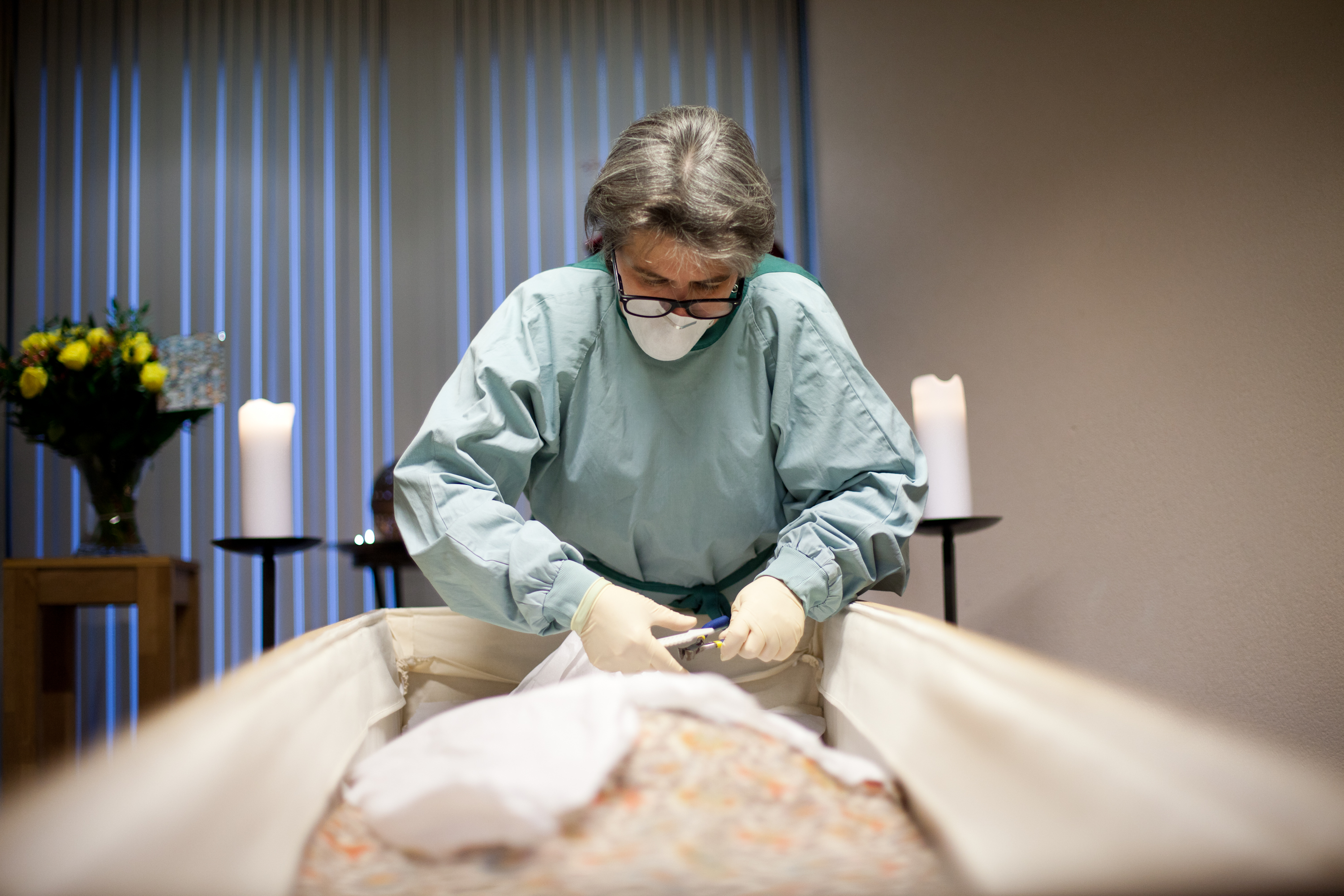 Liva verzorgt een overledene ©Christiaan van Leeuwen